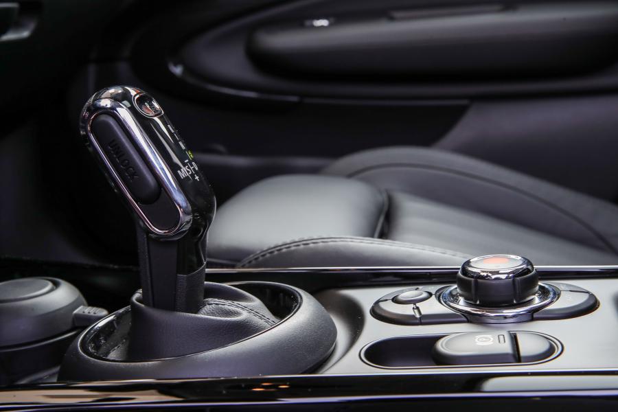 Детали интерьера Mini Cooper SD Clubman (F54) 2019 года  (WW) (фото 29 из 42)